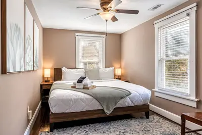 Image de Four Bedroom House Walkable to Main St by StayLage