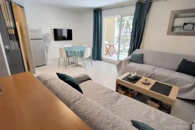 Image de T2 climatisé avec coin nuit, parking, piscine et tennis - 200m plages et commerces