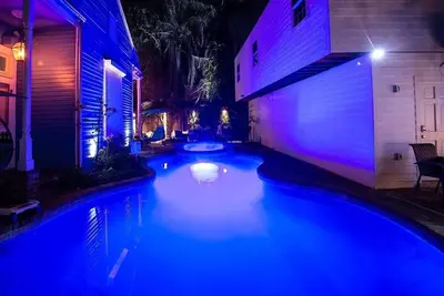 Image de Historic Oasis for Groups | Great Location | Pool