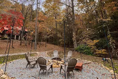 Image de Stunning dog-friendly cabin with hot tub, firepit, game room, & washer/dryer