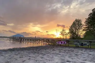 Image de Lake House - Gorgeous Lake Views, Kayaks, Game Room, Fire Pit, Family Friendly