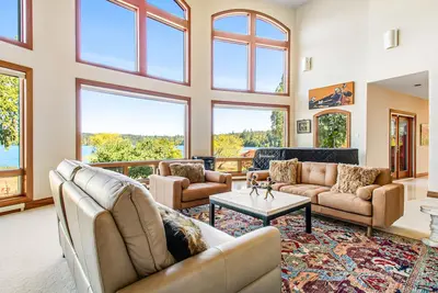 Image de Large 6, 600 sq. ft. home with swim spa, tanning bed, jacuzzi, red light & kayaks