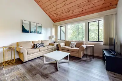 Image de Sublime condo with fireplace, pool, hot tub, mountain view, & washer/dryer