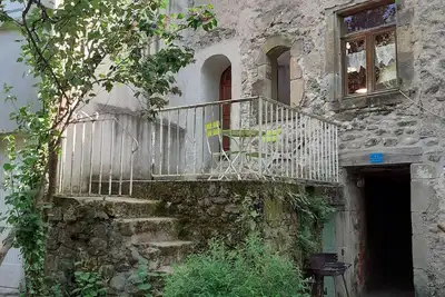Image de Maison de village dans une jolie rue sans voiture