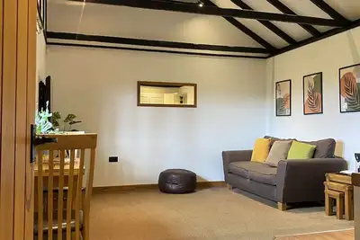Image de Ash lodge sleeps two people in a peaceful, private setting.