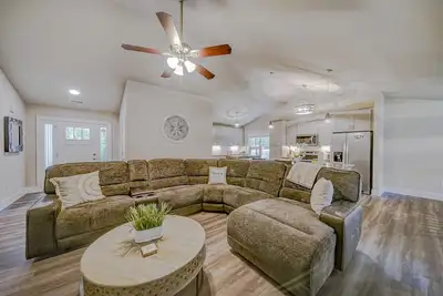 Image de Modern mountain cabin with patio, central Ac, and washer/dryer