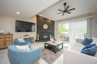 Image de New! Miss Bee Haven: Lakefront, Dogs Welcome, Dock Slip, A/C!