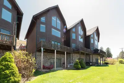Image de New! Cedar Shores Villa #09: Lakefront, Hot Tub!