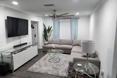 Image de Spacious, bright, newly remodeled 3br 1 1/2 bath