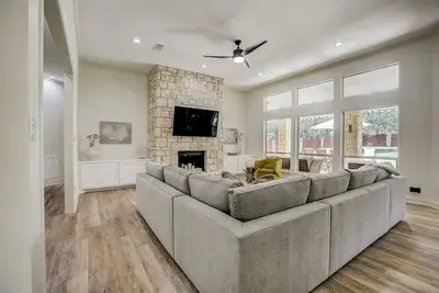 Image de Modern home near Lake Lbj with enclosed yard, patio, grill & central Ac