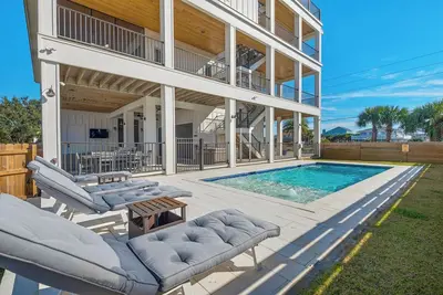 Image de Destination Perfection 🌴 Luxury Beach Home w Pool + Elevator + Rooftop Views