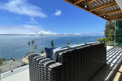 Image de Sea La Vie. . . . A Stunning View Home that floats between the sky & the sea!