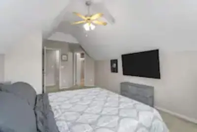 Image de Luxurious 4bd3. 5ba Spacious Game Room Loft Big Yard