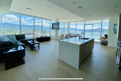 Image de Luxury 2 bedroom, 2 bath condo. Pool, steam room & gym.