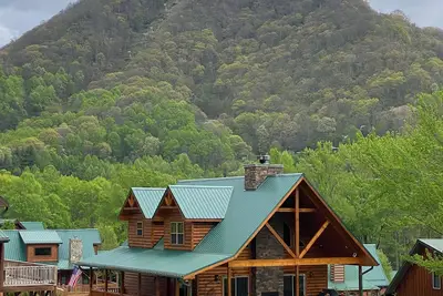 Image de Luxury cabin with a million dollar view and hot tub