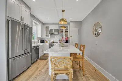 Image de Beautifully renovated 2 Bedroom, 1st Floor apt -Greenport Village, Walk to town!