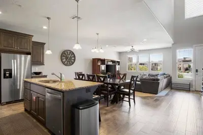 Image de Spacious Home | Large Outdoor Deck | Sleeps 8