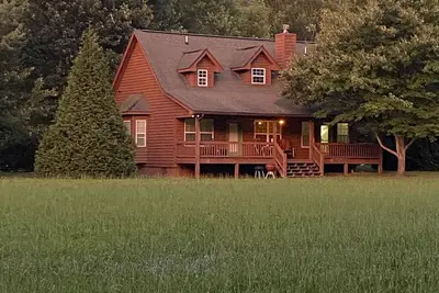 Image de Riverfront Cabin! Mountain Views, Pool, Hot Tub, Fishing, Tubing, Fire Pit, Wifi