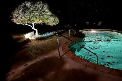 Image de ‘Splendor-in-the Woods’SmokeRiseRetreat ScenicPool 1mi StoneMtnPark 15mi Atl