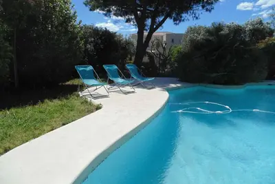 Image de Piscine privée à 8 mn en voiture des plages appart jardin. . . .