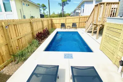 Image de 20% off Xmas & Nye! Private Heated Pool Golf Cart Beach Toys/Chairs Included