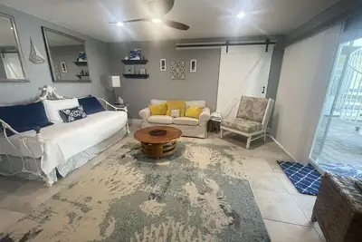 Image de One Bedroom Apartment, One block from the beach Btr #2197