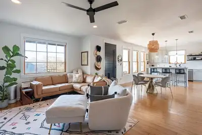 Image de SoCo Home with a Pool—Great for Families! 10 min Uber to Downtown