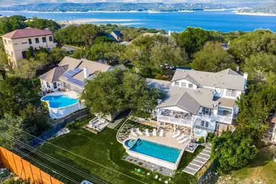 Image de Brides: Private Pool, Bbq, Hot Tub, Pool House & Foosball in Lake Travis!