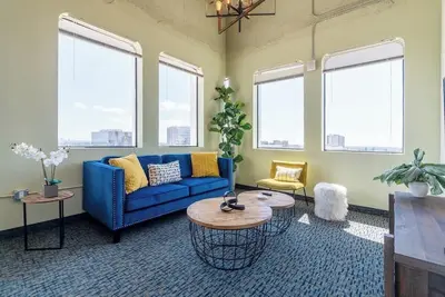 Image de 808 · Stunning Sunset Views in a Hi-Rise | Walk to Dtsa