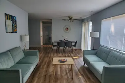 Image de Urban/Beach Complex-Downtown! -Walkable-Remodel- Bikes-Kayaks