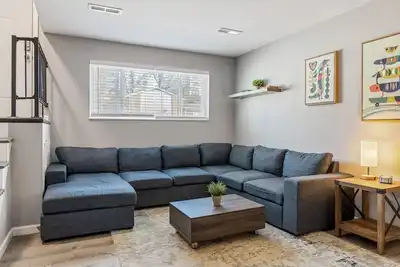 Image de 2 Bed Townhome w/ Backyard and Laundry by StayLage