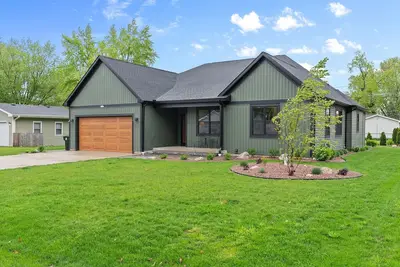 Image de New Construction! Community beach access on beautiful Lake Elizabeth!