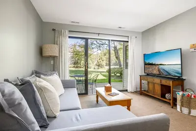 Image de Cozy Beach Front Condo | Ac | Beach | Waterfront |