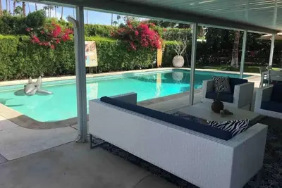 Image de Mid-Century Private PoolSpa GolfResort LushGardens
