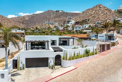 Image de Luxury Modern Oceanfront Villa Steps to the Beach & Private Heated Pool