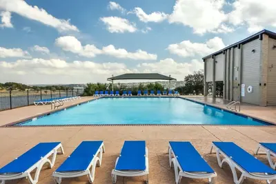 Image de 'Hogan Hideaway' Lake, Pool, Golf course, Gym!
