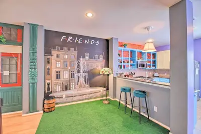 Image de Nostalgic 'Friends' Home in Houston Heights!