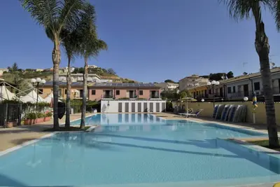 Agréable appartement pour 4 personnes avec Wifi, climatisation, piscine, Tv, balcon et parking