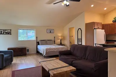 Image de Beautiful Riverfront studio apartment close to Glacier National Park!