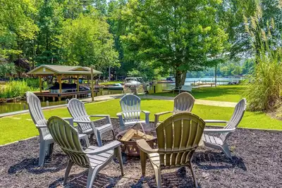 Image de Stylish Lake Front Home on Flat lot w/ Private Dock! ! !