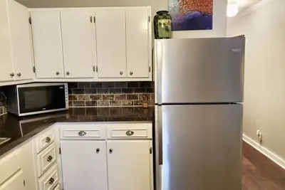 Image de Gated near downtown & short walk to Woodlawn Lake Park.