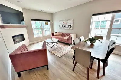 Image de Stylish Pristine New Townhouse with porch and rooftop deck- 5 min from downtown!