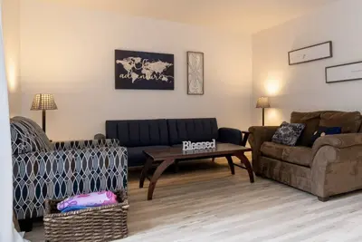 Image de Newly renovated condo with beautiful Mountain View. Close to lots of attractions.