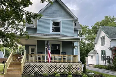 Image de 1904 Folk Victorian -- walk to the Jet Express! Sleeps 8