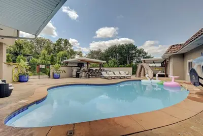 Family Friendly 5 Bed 5 Bath 6000 Sf Ranch With Pool