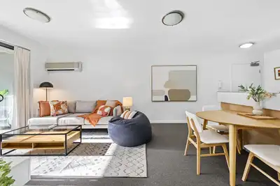 Image de Home away from Home! 2Bed/1Bath/Car/Pool~2kms Cbd