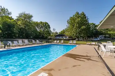 Image de Illustrator Cottage - Goshorn Lake access - community pool - lots of outdoor activities!