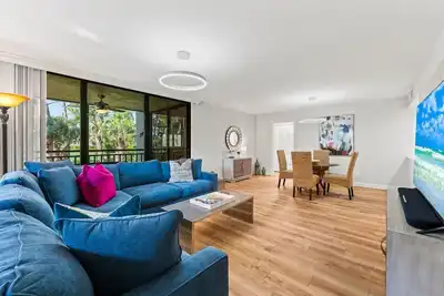 Image de Wild Pines: Tranquil Escape in Bonita Bay: Stunning Golf Course Views 2-Bed, 2-Bath Condo with Spacious Lanai Exclusive Access to Spa, Tennis, Private Beach and More!
