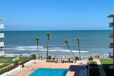 Image de Cozy beachfront  living at your fingertips