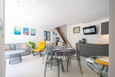 Image de Maison restylée en face du port de plaisance et à 3 min de la plage